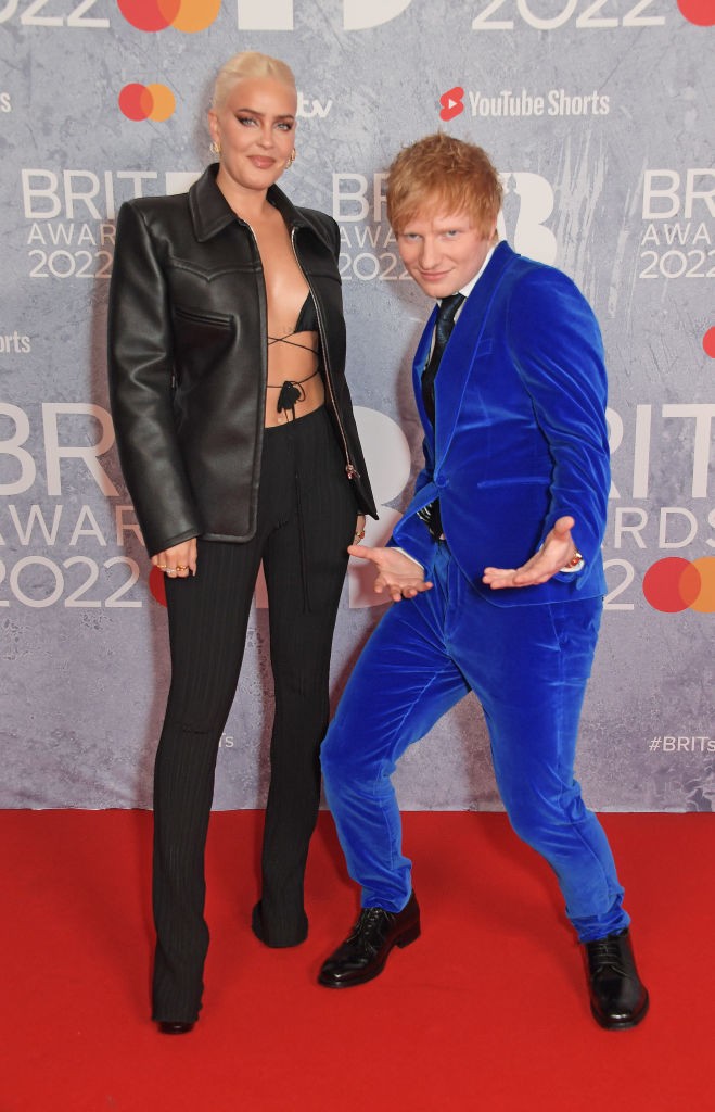 LONDON, ENGLAND - FEBRUARY 08: (EDITORIAL USE ONLY)  Anne-Marie and Ed Sheeran arrive at The BRIT Awards 2022 at The O2 Arena on February 8, 2022 in London, England. (Photo by David M. Benett/Dave Benett/Getty Images) (Foto: Dave Benett/Getty Images)