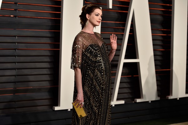 A atriz Anne Hathaway grávida na festa do Oscar 2016 (Foto: Getty Images)