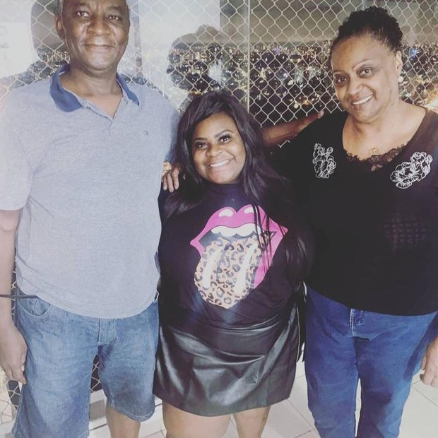 Jojo Todynho entre os pais de Polidoro, Antonio e Ines (Foto: Reprodução/ Instagram)