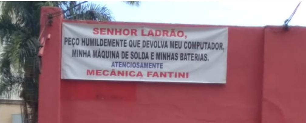 Faixa faz apelo ao ladrão para devolução dos bens roubados — Foto: Patrícia Fiúza/ G1