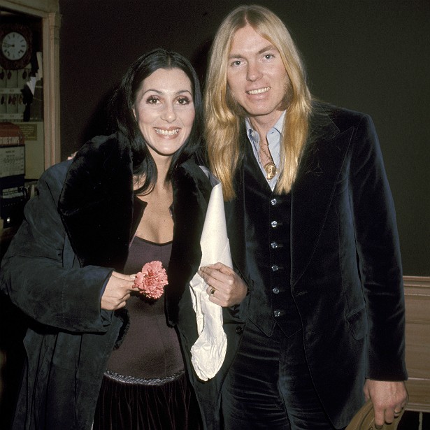A deusa do pop, Cher, se casou com o roqueiro Gregg Allman em 30 de junho de 1975. Dez dias depois, a cantora pediu o divórcio. Os dois ainda voltaram a se entender e chegaram a fazer um álbum juntos, mas o amor mesmo já havia acabado. O processo de divórcio foi concluído em 1979. (Foto: Getty Images)