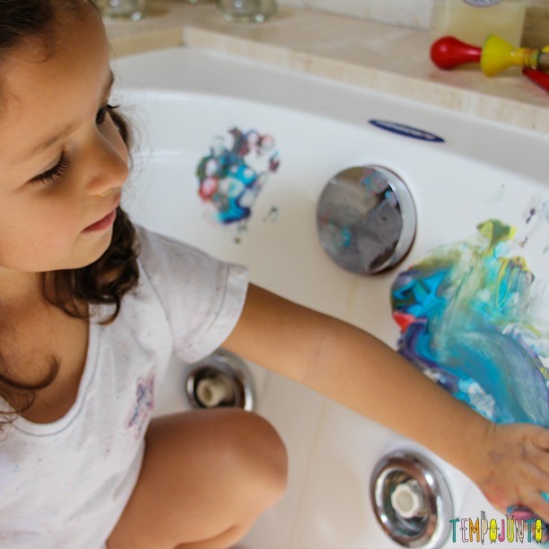 Criança brincando com tinta dentro da banheira de casa (Foto: Tempo Junto)