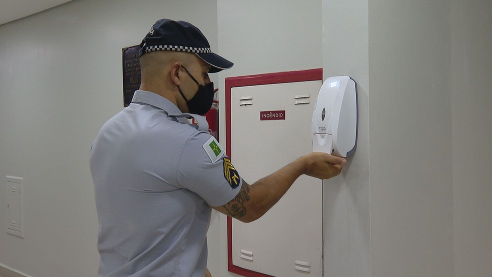 Policia Militar do Distrito Federal instala equipamentos para álcool em gel nas unidades da corporação — Foto: TV Globo/Reprodução