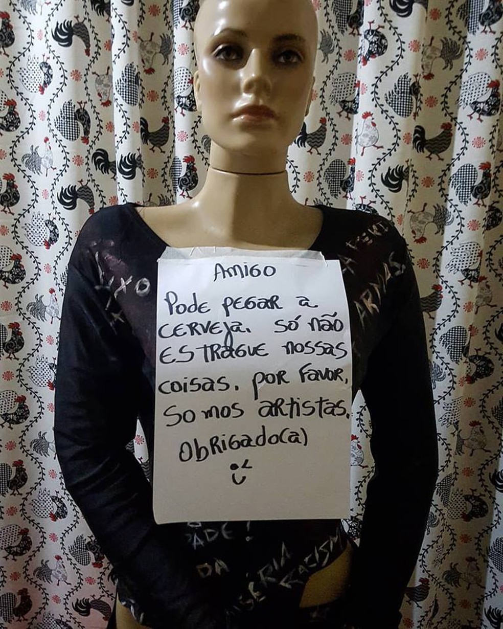 Manequim "BÃ¡rbara" Ã© quem recepciona as pessoas na casa (Foto: Facebook / ReproduÃ§Ã£o )