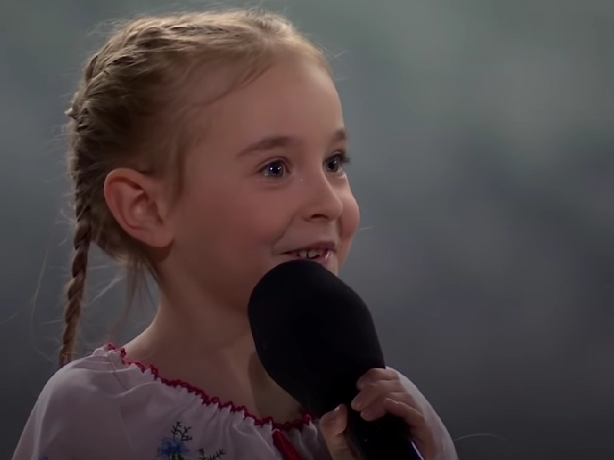 Ucrânia_garota canta no show_bunker (Foto: Reprodução Independent TV)