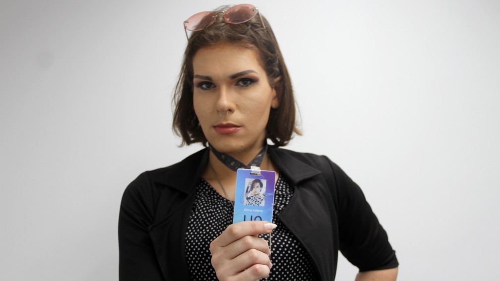 Elena Valéria fez a transição de gênero durante o trabalho na empresa e teve a mudança no nome no crachá — Foto: Dani Fechine/G1