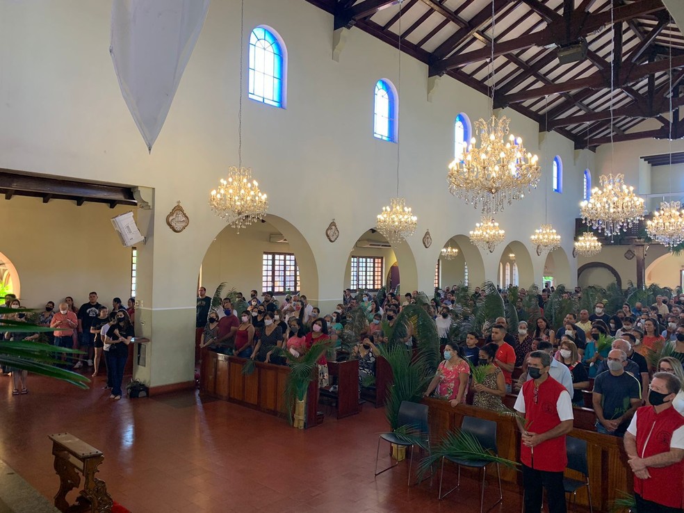 Com vários ramos espalhados, fiéis compartilharam a fé neste domingo. — Foto: Lorena Segala