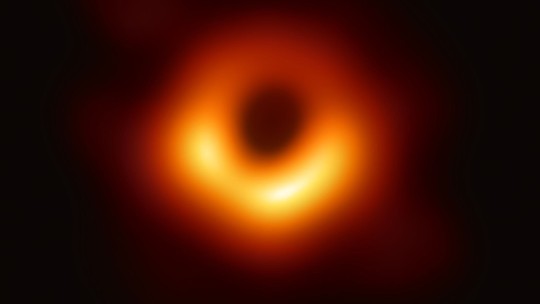 Encontrada 1ª evidência de que buracos negros são fonte de energia escura