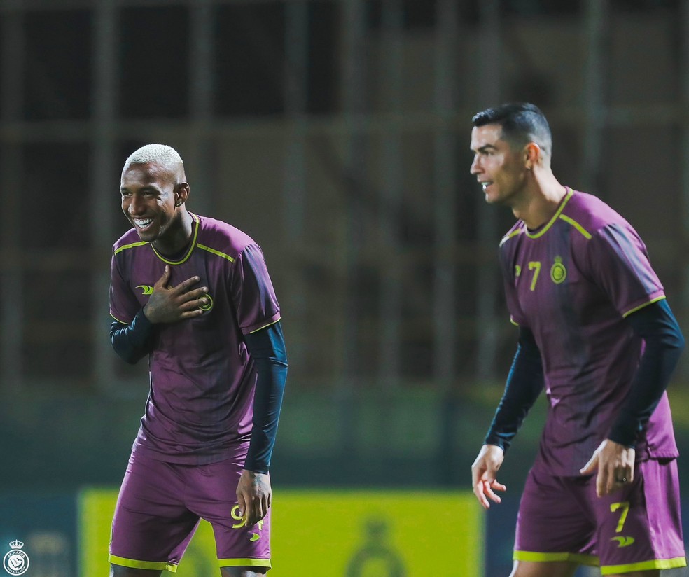 Talisca e Cristiano Ronaldo no treino do Al Nassr &mdash; Foto: DIVULGA&Ccedil;&Atilde;O