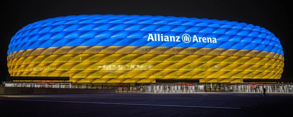 Estdio do Bayern com as cores da bandeira ucraniana  Foto: DIVULGAO