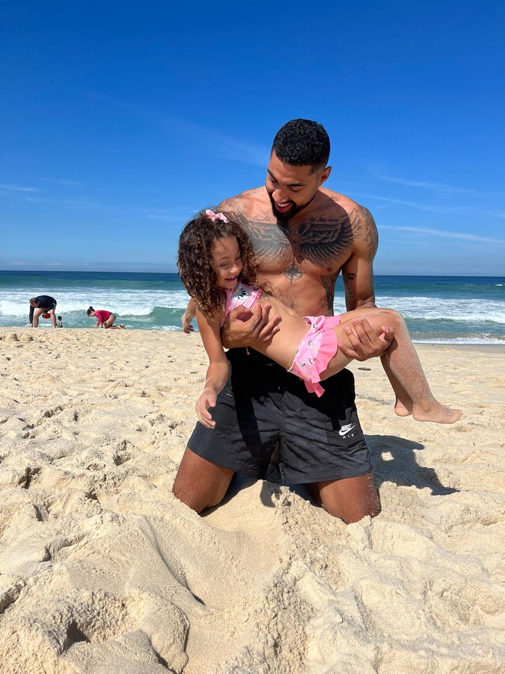 Augusto Lima e a filha Alba: jogador de basquete pediu dispensa do clube, em plena semifinal do Campeonato da Lituânia, para acompanhar o nascimento da filha em outro país. — Foto: Arquivo pessoal