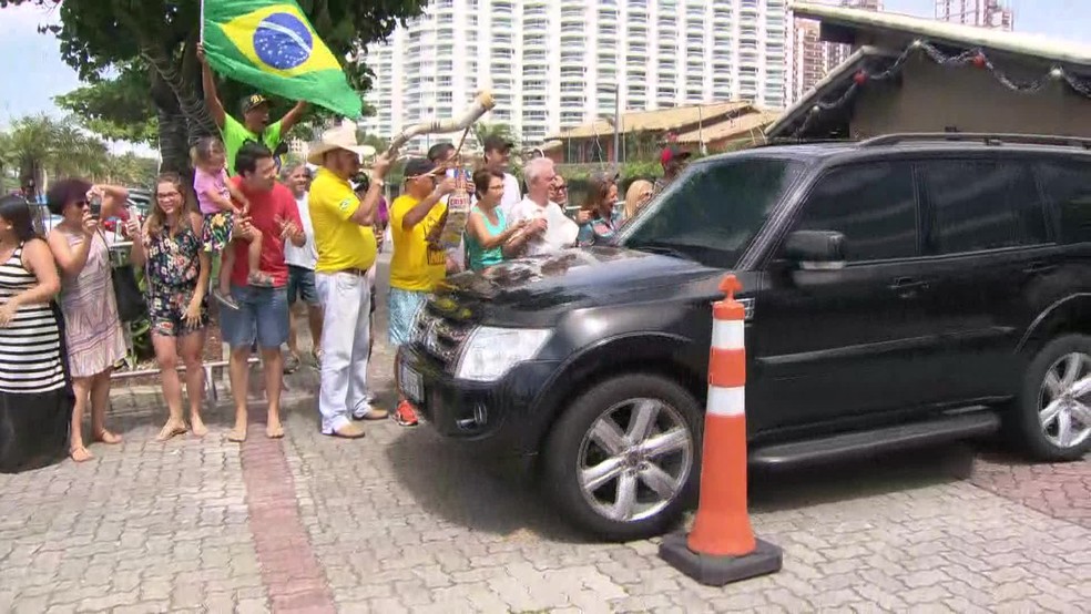 Bolsonaro saiu de casa, no Rio de Janeiro, no fim da manhã de domingo (2) para acompanhar jogo em SP — Foto: Reprodução/ TV Globo