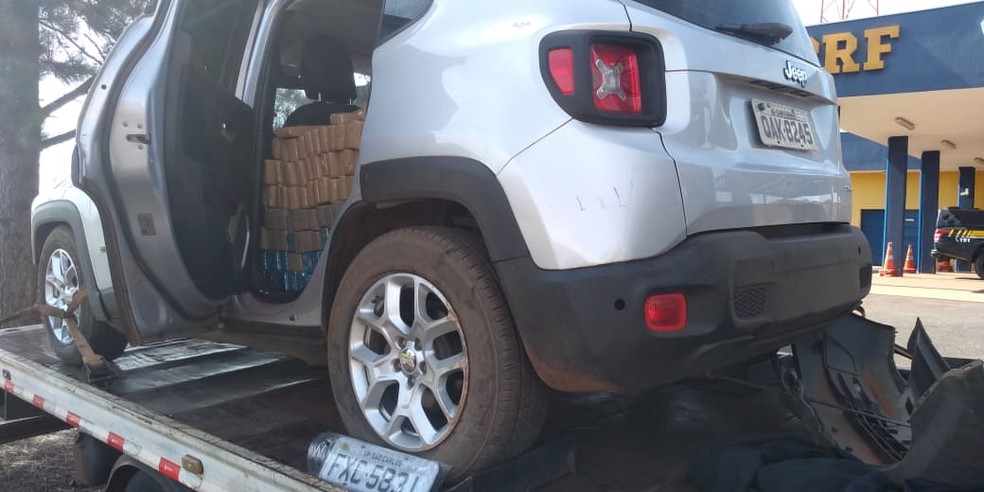 Carro apreendido com 950 kg de maconha — Foto: PRF/Divulgação
