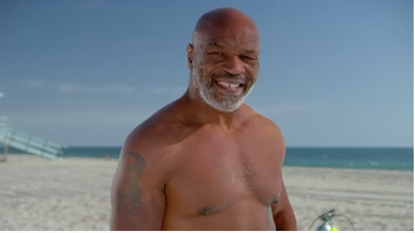 O boxeador Mike Tyson em cena do programa no qual mergulhu com tubarões (Foto: Divulgação)