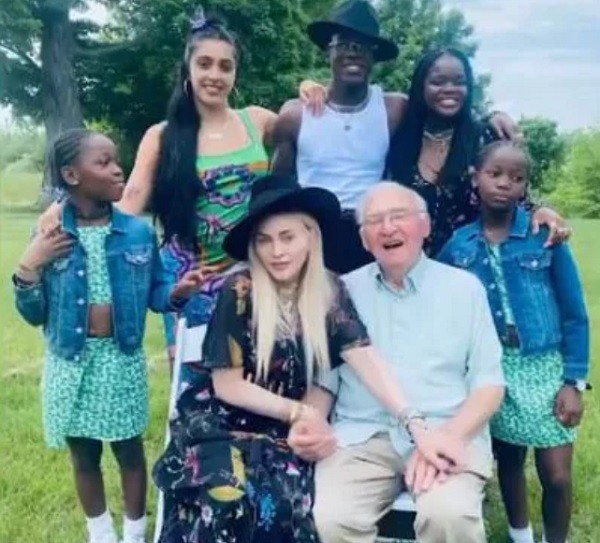 Madonna com os filhos e o pai no aniversário de 90 anos de Silvio Tony Ciccone (Foto: Instagram)