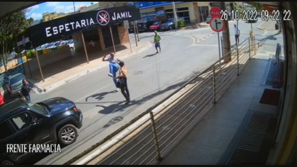 PM desarma ladrão com chute, no DF — Foto: TV Globo/Reprodução