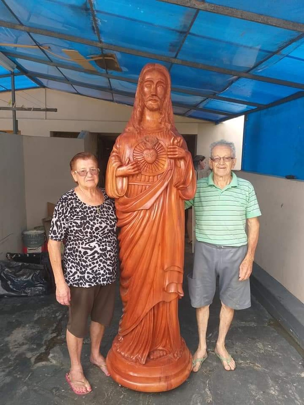 O artesão esculpiu uma peça de 2,10 metros de altura em três meses. Na foto, ele aparece todo orgulhoso ao lado da esposa, Maria Elisa  — Foto: Arquivo pessoal 