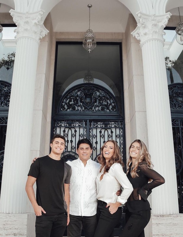 Elaine Mickely e Cesar Filho com os filhos Luigi e Cesar (Foto: Roberto Trumpas/Reprodução/Instagram)