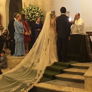 Os noivos no altar, com Donata, Vovó Donatinha, Nizan e mais membros da família
