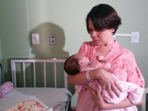 Mariana teve zika durante a gravidez e se assustou com as manchas na pele da filha, recém-nascida (Foto: Wagner Sarmento/TV Globo)