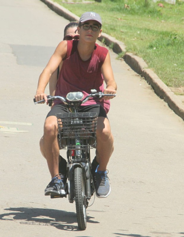 Xande Valois pedala com a mãe, Christiane, na garupa de bike (Foto: Daniel Delmiro/AgNews)
