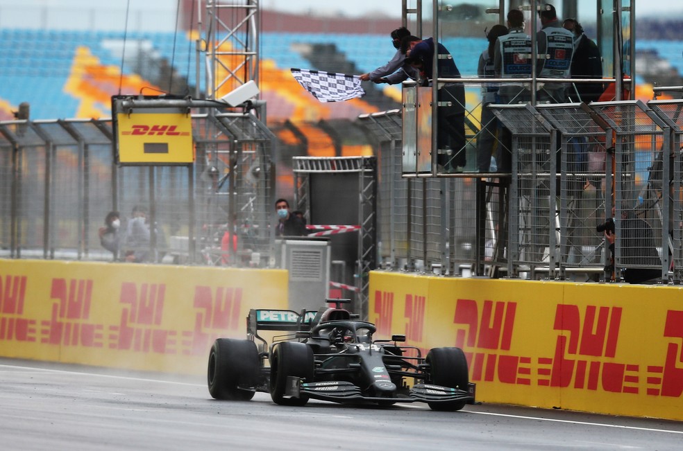 Hamilton cruza a linha de chegada para vencer o GP da Turquia — Foto: Getty Images