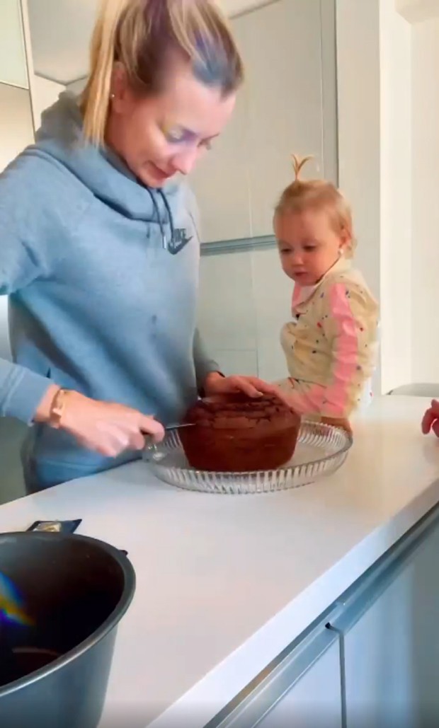 Ana Paula Siebert celebra 2 anos de Vicky assando o bolo do aniversário (Foto: Reprodução / Instagram)