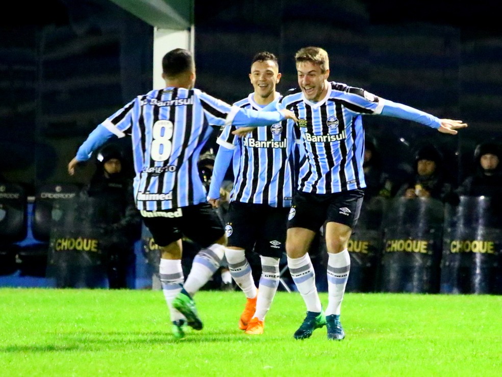 Matheus Henrique (de costas), Pepê e Luis Henrique são destaques do time de aspirantes (Foto: Rodrigo Fatturi / Grêmio / Divulgação)