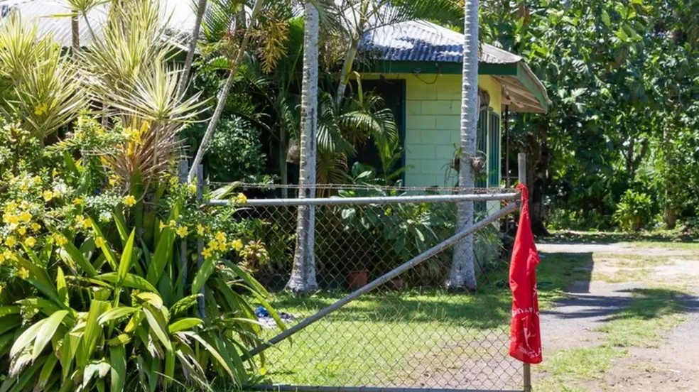 As casas de Samoa eram marcadas com uma bandeira vermelha para orientar os médicos sobre a vacinação — Foto: GETTY IMAGES/BBC