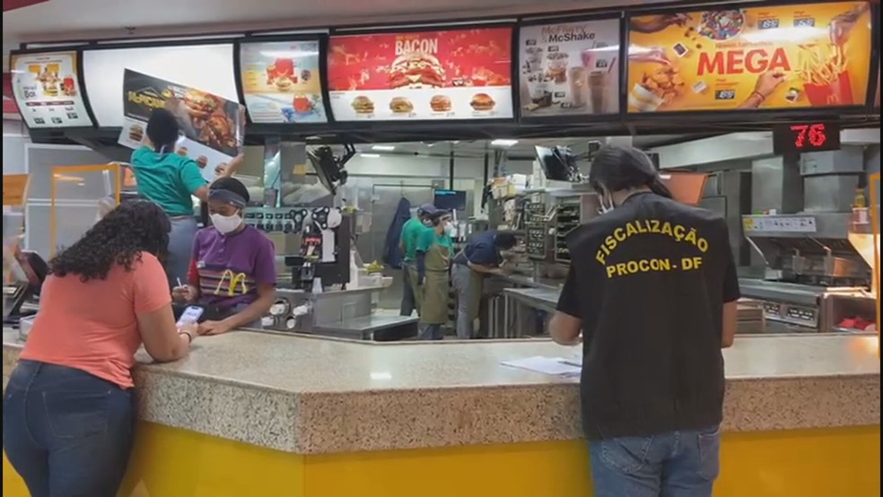 Procon-DF fiscaliza McDonald's em Brasília — Foto: Procon-DF/Divulgação
