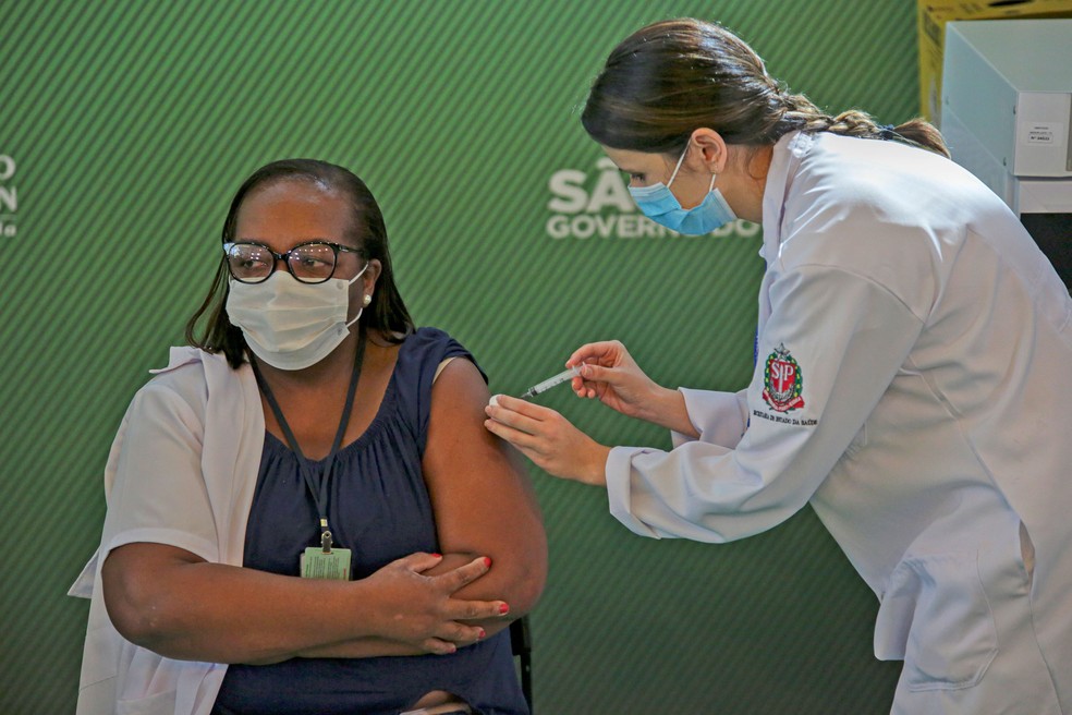 Enfermeira Monica Calazans foi primeira pessoa a ser vacinada com a CoronaVac fora dos testes clínicos — Foto: Suamy Beydoun/Agif/Estadão Conteúdo