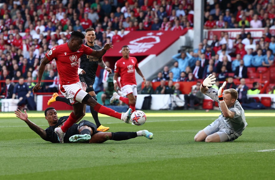 Taiwo Awoniyi chuta para marcar o gol do Nottingham Forest sobre o Arsenal