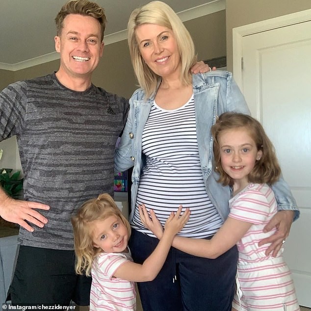 Chezzi com seu marido, o apresentador Grant Denyer e suas filhas, Scout e Sailor (Foto: Reprodução Instagram)