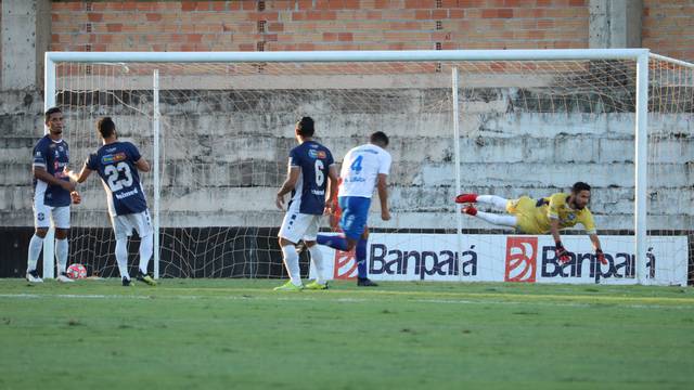 Vitor Oliveira marcou o segundo do Paysandu no jogo: time bicolor foi forte nas bolas aÃ©reas