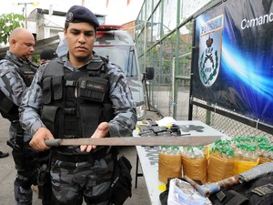 Polícia apreende drogas, rádios transmissores e coletes à prova de balas no Caju (Foto: Alexandre Durão/ G1)