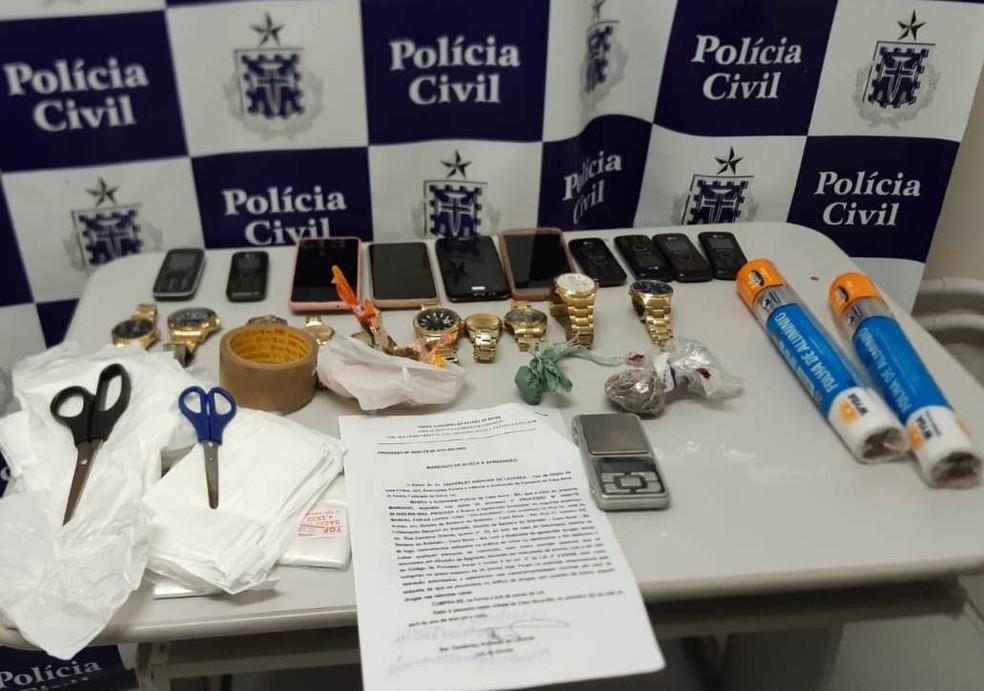 Suspeito de tr&aacute;fico de drogas &eacute; preso com rel&oacute;gios e celulares roubados de loja na Bahia &mdash; Foto: Pol&iacute;cia Civil/Divulga&ccedil;&atilde;o