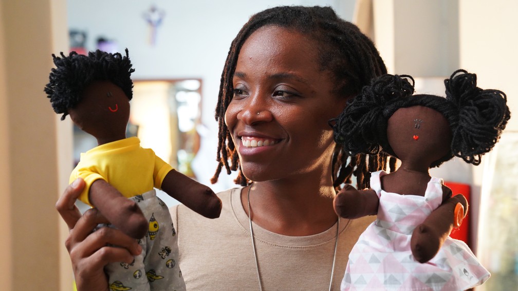Jaciana é dona da primeira loja de bonecas negras do país e tem o sonho de produzir bonecas no estilo Barbie negras no Brasil — Foto: Jorge Soares
