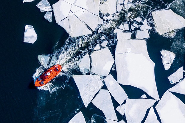 O derretimento das geleiras do Ártico provocado pelo aquecimento abre novas rotas de navegação (Foto: Getty Images)