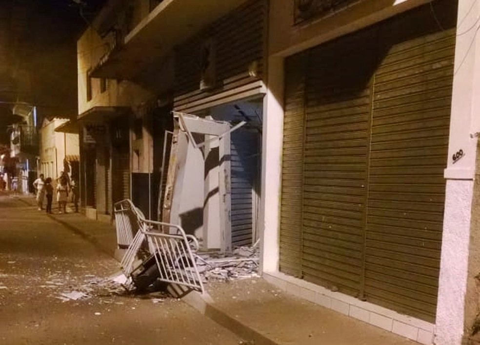 O alvo em Carmo da Cachoeira (MG) foi uma agência do Banco do Brasil — Foto: Reprodução/Redes Sociais