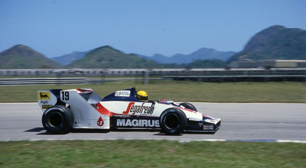 Senna acelera na pista de Jacarepaguá no GP do Brasil de 1984 — Foto: Divulgação/Pirelli