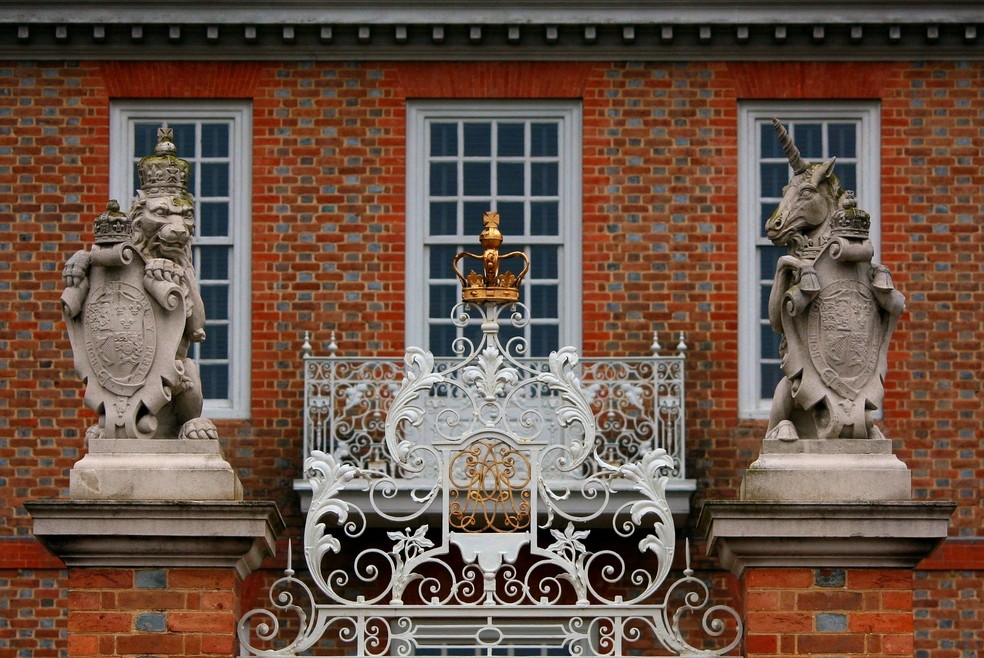 O portão de entrada do Governor's Palace é guardado de um lado por um unicórnio de pedra — Foto: Pixabay