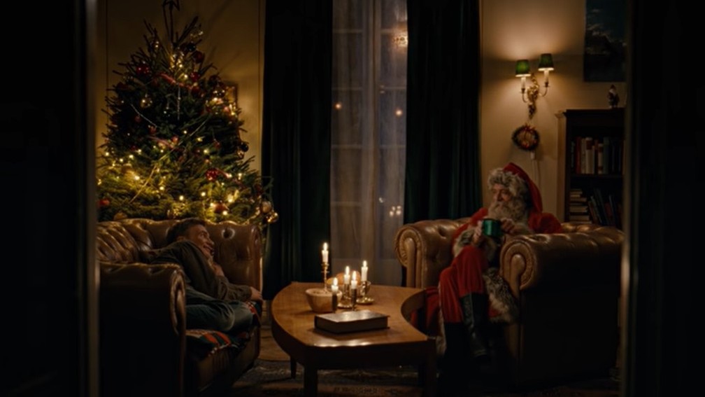Harry e Noel em casa na véspera de Natal — Foto: Reprodução/YouTube
