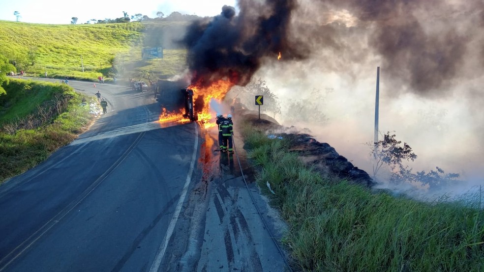 Carreta que estava carregada de papel pegou fogo após capotar em Itamaraju — Foto: Corpo de Bombeiros/ Divulgação