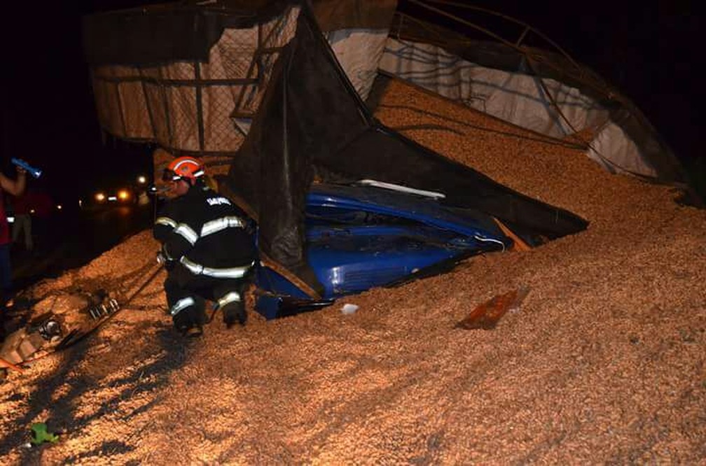 Carga de amendoins foi arremessada para dentro da cabine e motorista ficou soterrado (Foto: João Trentini)