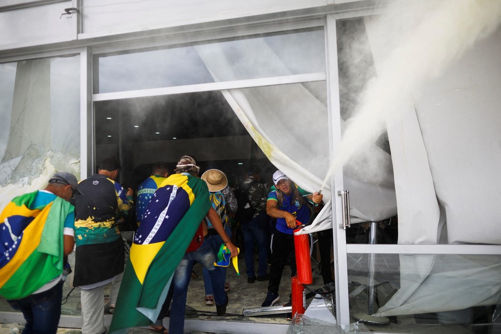 Vândalos invadem e depredam prédios do Congresso, STF e Planalto em Brasília — Foto: REUTERS/Adriano Machado