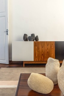 Ambiente com cerâmicas de Hanna Englund na mostra '10 x 12 - 10 ambientes, 12 ceramistas', de Fernando Jaeger Rio