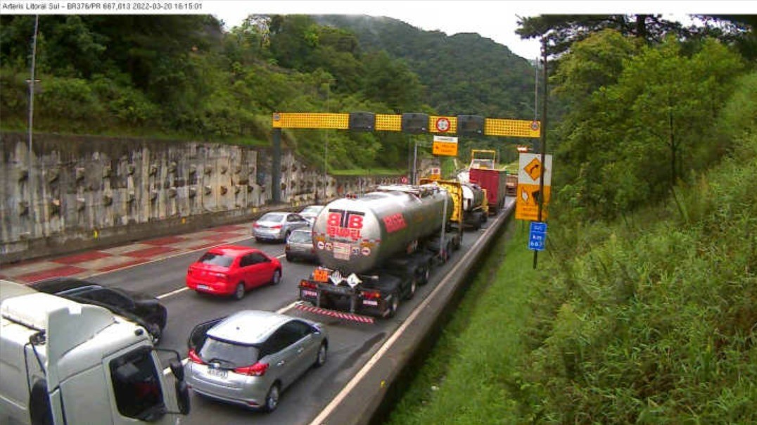 Carreta carregada de feijão tomba na BR-376 e interdita passagem de veículos