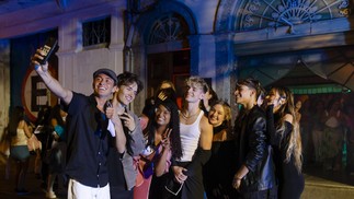O coreógrafo Nicky Andersen tira uma selfie do grupo com uma fãAgência O Globo