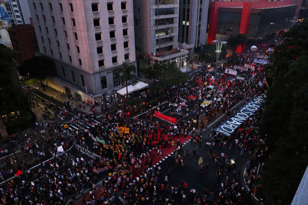 São Paulo - Manifestantes protestam contra o presidente Jair Bolsonaro neste sábado (29) — Foto: Amanda Perobelli/Reuters