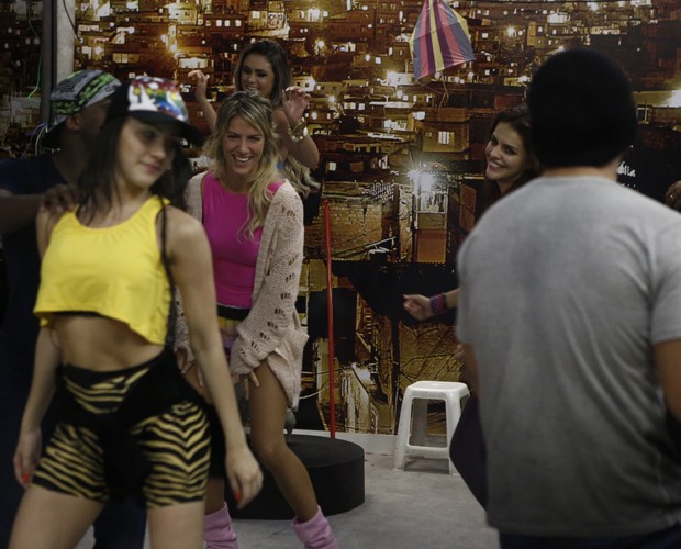 Giovanna Ewbank se diverte durante workshop (Foto: Fábio Rocha/TV Globo)